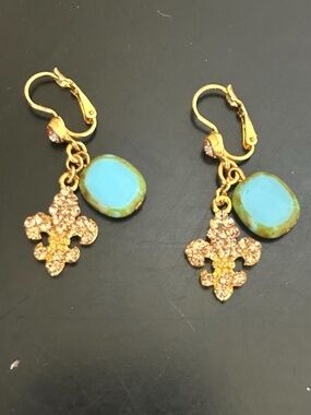 Seasonal Whispers Azura Fleur-de-lis Dangling Earrings. NWOT